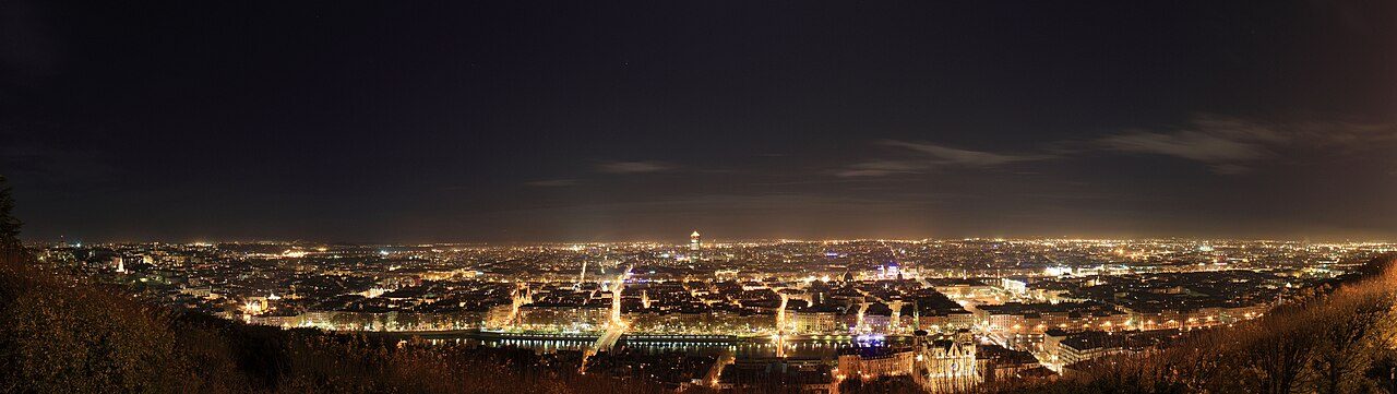 Lyon de nuit vu des hauteurs